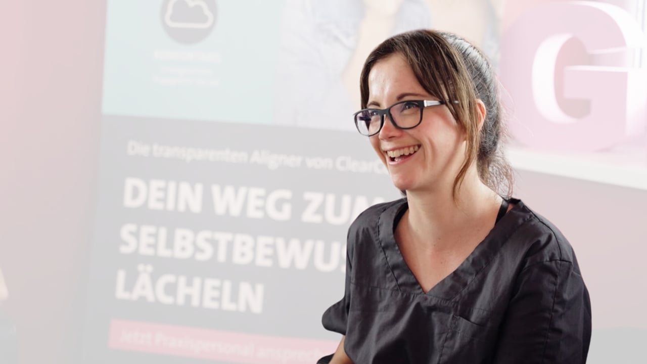 Video der Zahnarztpraxis Dr. Vollmer: eine Mitarbeiterin erzählt von ihrer Arbeit